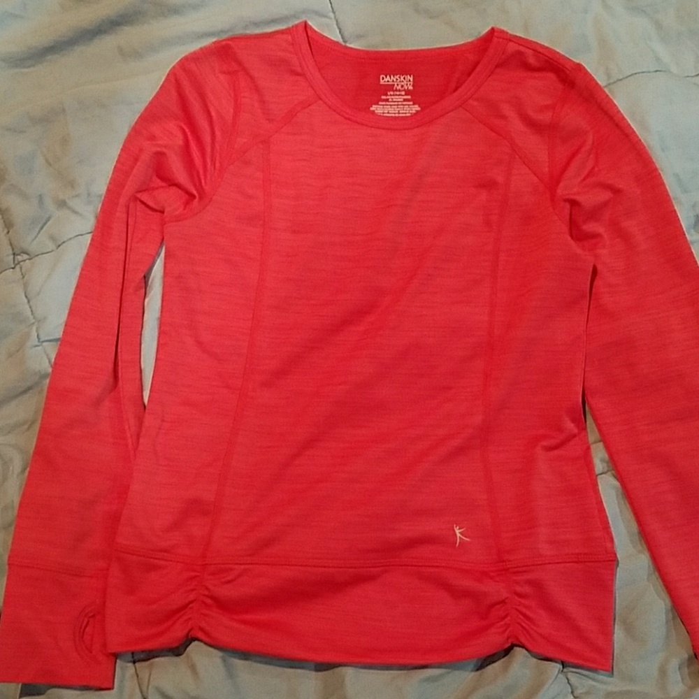 Long sleeve sport top. Slimming stitching.